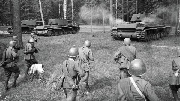 Советские тяжелые танки КВ-1 выходят на позицию для атаки. Западный фронт Советские тяжелые танки КВ-1 выходят на позицию для атаки. Западный фронт