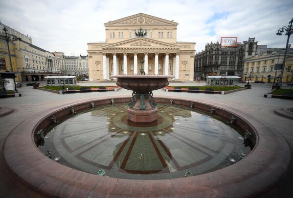 Неработающий фонтан перед Государственным академическим Большим театром (ГАБТ) на Театральной площади. Запуск фонтанов в Москве отложили из-за коронавируса Неработающий фонтан перед Государственным академическим Большим театром (ГАБТ) на Театральной площади. Запуск фонтанов в Москве отложили из-за коронавируса