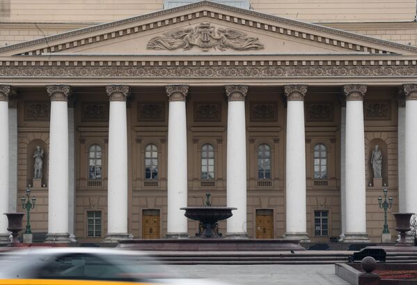 Неработающий фонтан перед Государственным академическим Большим театром (ГАБТ) на Театральной площади. Запуск фонтанов в Москве отложили из-за коронавируса Неработающий фонтан перед Государственным академическим Большим театром (ГАБТ) на Театральной площади. Запуск фонтанов в Москве отложили из-за коронавируса