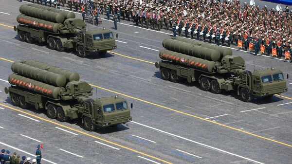 Зенитный ракетный комплекс С-400 Триумф во время военного парада в ознаменование Победы в Великой Отечественной войне 1941-1945 годов Зенитный ракетный комплекс С-400 Триумф во время военного парада в ознаменование Победы в Великой Отечественной войне 1941-1945 годов