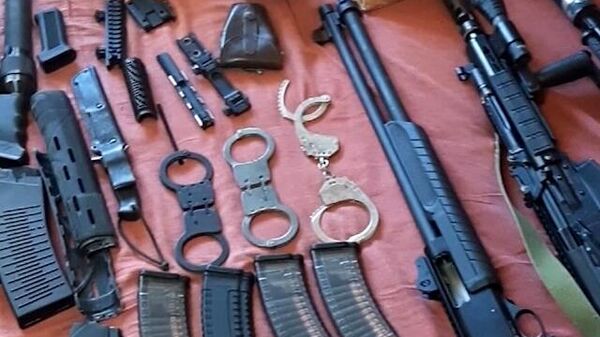 Оружие и боеприпасы, изъятые сотрудниками ФСБ в ходе обыска у членов преступной группы, причастной к восстановлению боевых свойств гражданских образцов оружия и изготовлению боеприпасов. Стоп-кадр видео Оружие и боеприпасы, изъятые сотрудниками ФСБ в ходе обыска у членов преступной группы, причастной к восстановлению боевых свойств гражданских образцов оружия и изготовлению боеприпасов. Стоп-кадр видео