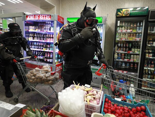 Участники флэшмоба дайверов покупают продукты в магазине в Твери Участники флэшмоба дайверов покупают продукты в магазине в Твери
