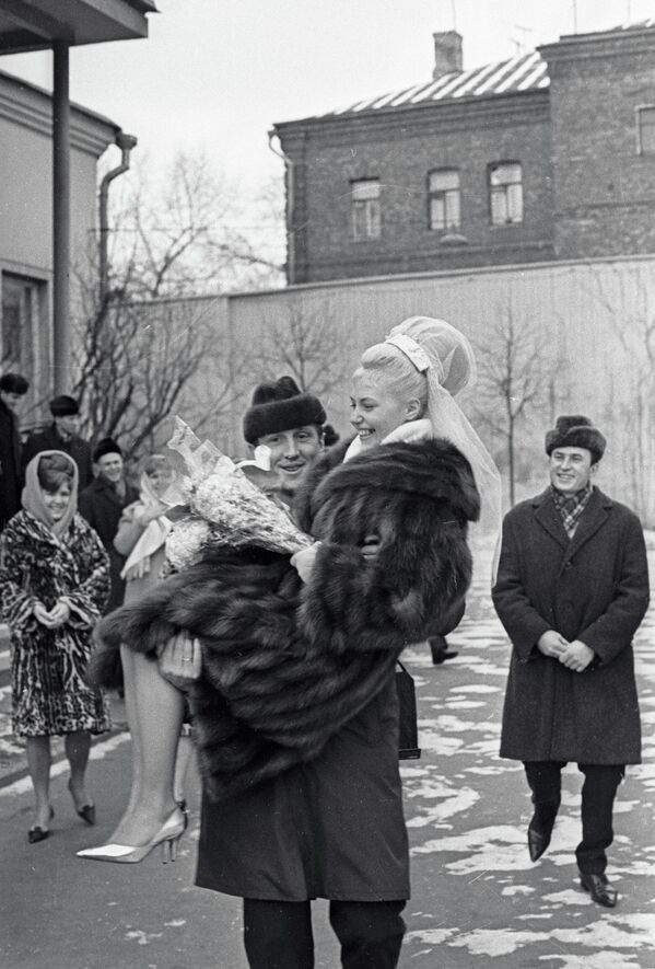 Альберт Шестернев несет на руках свою жену Татьяну Жук Альберт Шестернев несет на руках свою жену Татьяну Жук