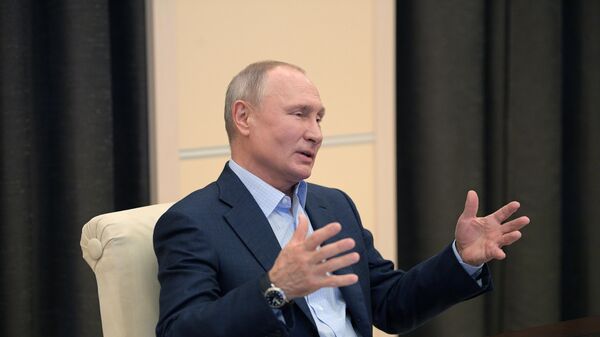 Президент РФ Владимир Путин во время онлайн-встречи с участниками общероссийской акции взаимопомощи МыВместе Президент РФ Владимир Путин во время онлайн-встречи с участниками общероссийской акции взаимопомощи МыВместе