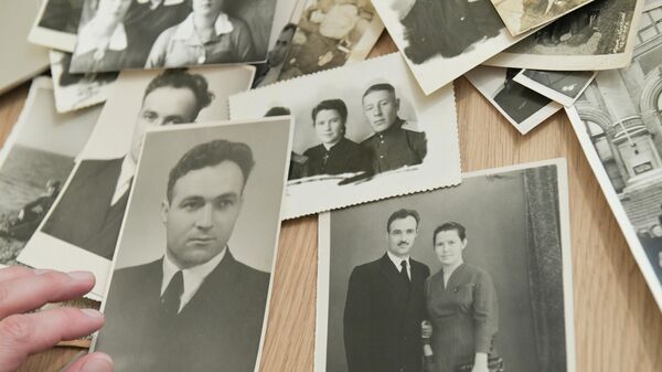 Жительница Москвы Анна Белорыбкина отбирает фотографии для участия в акции Бессмертный полк онлайн Жительница Москвы Анна Белорыбкина отбирает фотографии для участия в акции Бессмертный полк онлайн