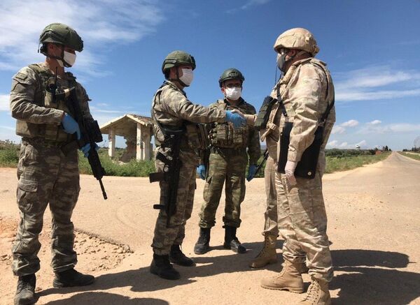 Военнослужащие РФ и Турции патрулируют участок трассы М-4 в зоне деэскалации Идлиб в Сирии Военнослужащие РФ и Турции патрулируют участок трассы М-4 в зоне деэскалации Идлиб в Сирии