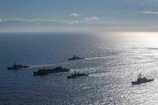 Эсминцы ВМС США Портер, Дональд Кук и Франклин Рузвельт, корабль поддержки USNS Supply и британский фрегат Кент во время учений в Баренцевом море. 5 мая 2020 Эсминцы ВМС США Портер, Дональд Кук и Франклин Рузвельт, корабль поддержки USNS Supply и британский фрегат Кент во время учений в Баренцевом море. 5 мая 2020