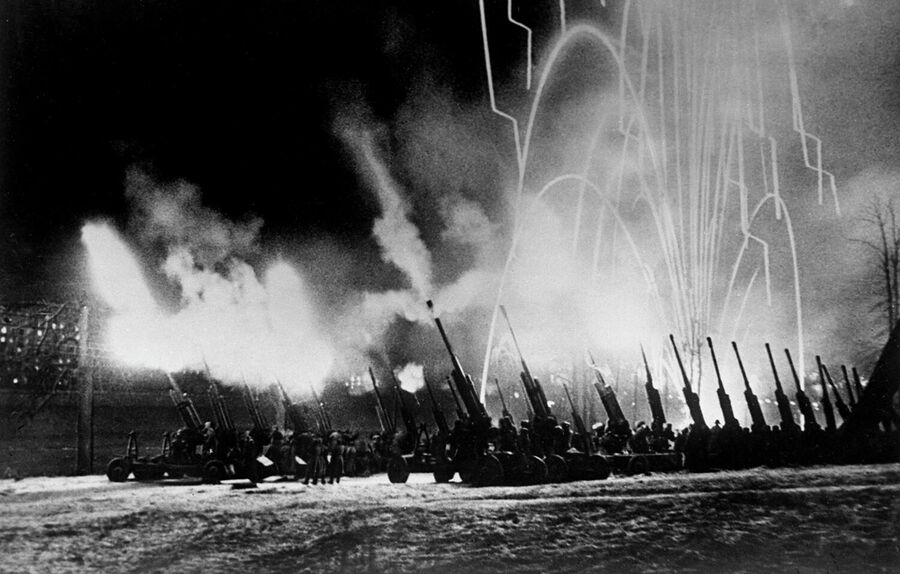 9 мая 1945 года. Салют в ознаменование Победы над Германией в Москве 9 мая 1945 года. Салют в ознаменование Победы над Германией в Москве