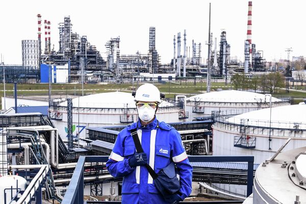 Максим Митрофанов - оператор комплекса переработки нефти Евро+ Московского НПЗ Максим Митрофанов - оператор комплекса переработки нефти Евро+ Московского НПЗ