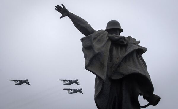 Тяжелые транспортные самолеты Ил-76 на воздушном параде Победы в Москве Тяжелые транспортные самолеты Ил-76 на воздушном параде Победы в Москве