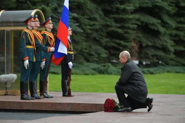 Президент РФ Владимир Путин возлагает цветы к Вечному огню у Могилы Неизвестного Солдата в Александровском саду Президент РФ Владимир Путин возлагает цветы к Вечному огню у Могилы Неизвестного Солдата в Александровском саду