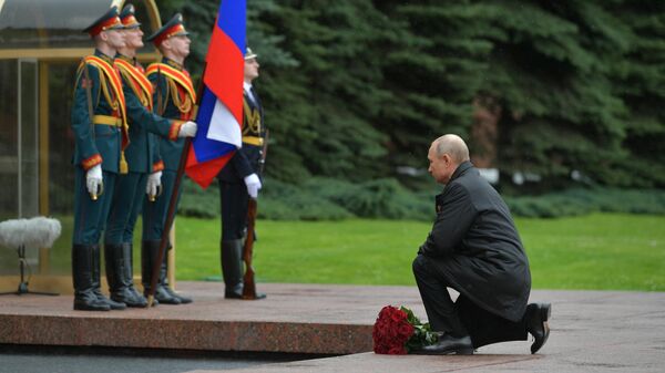 Президент РФ Владимир Путин возлагает цветы к Вечному огню у Могилы Неизвестного Солдата в Александровском саду Президент РФ Владимир Путин возлагает цветы к Вечному огню у Могилы Неизвестного Солдата в Александровском саду