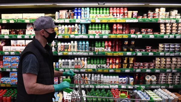 Покупатель в продуктовом магазине в Москве Покупатель в продуктовом магазине в Москве