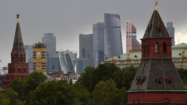 Башни Московского Кремля и московский международный деловой центр Москва-Сити Башни Московского Кремля и московский международный деловой центр Москва-Сити
