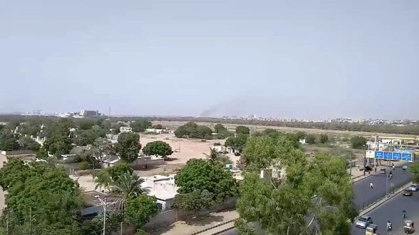 Дым на месте крушения пассажирского самолета в жилом районе недалеко от аэропорта в Карачи Дым на месте крушения пассажирского самолета в жилом районе недалеко от аэропорта в Карачи