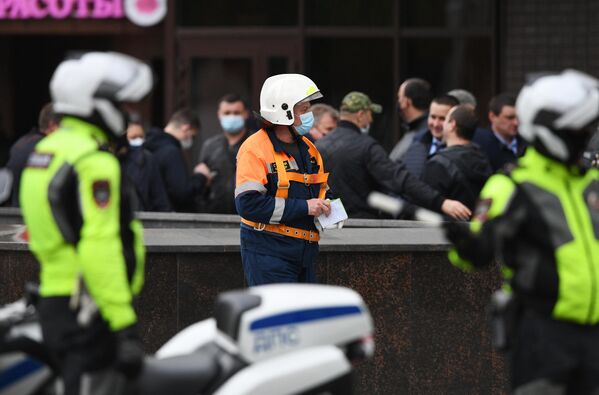 У входа в отделение Альфа-банка в центре Москвы, откуда поступило сообщение, что неизвестный удерживает несколько человек и угрожает взорвать отделение У входа в отделение Альфа-банка в центре Москвы, откуда поступило сообщение, что неизвестный удерживает несколько человек и угрожает взорвать отделение