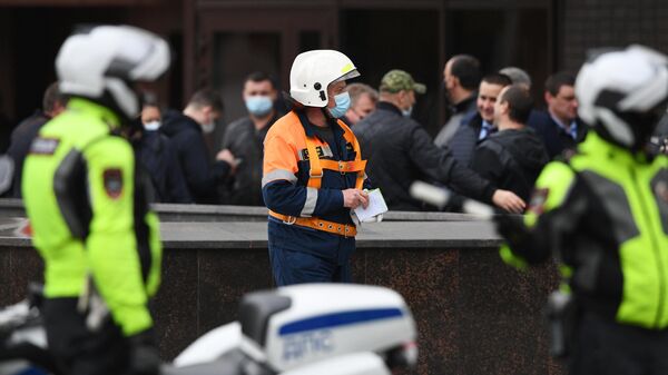 У входа в отделение Альфа-банка в центре Москвы, откуда поступило сообщение, что неизвестный удерживает несколько человек и угрожает взорвать отделение У входа в отделение Альфа-банка в центре Москвы, откуда поступило сообщение, что неизвестный удерживает несколько человек и угрожает взорвать отделение