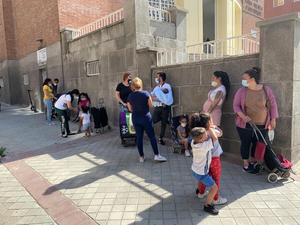 Очередь в Мадриде за бесплатной едой Очередь в Мадриде за бесплатной едой