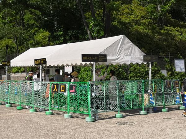 Пост измерения температуры перед кассами в Замок Осаки Пост измерения температуры перед кассами в Замок Осаки
