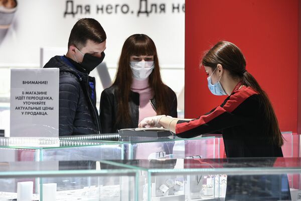 Покупатели в гипермаркете Ашан после отмены режима самоизоляции в Крыму Покупатели в гипермаркете Ашан после отмены режима самоизоляции в Крыму