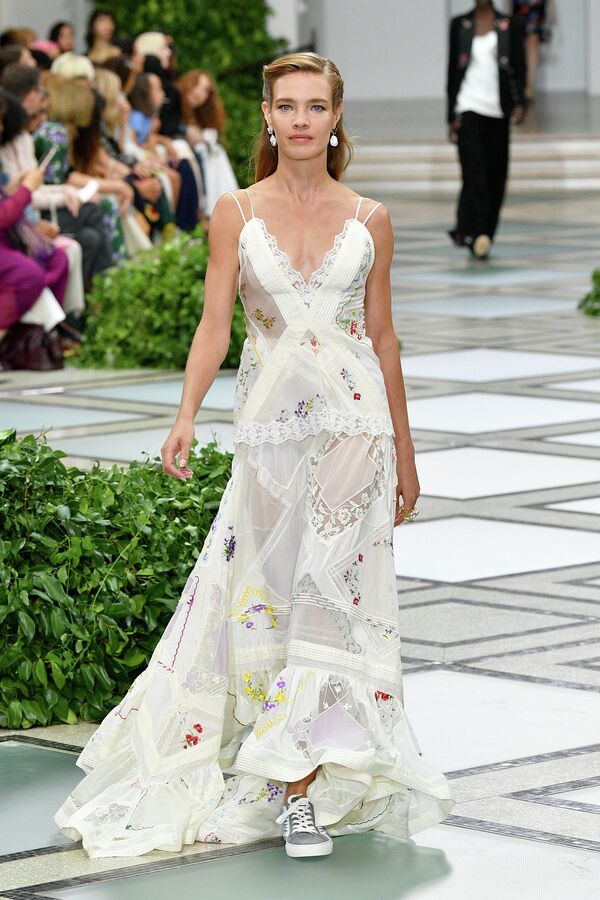 Модель Наталья Водянова во время показа Tory Burch в Бруклинском музее. 8 сентября 2019 года Модель Наталья Водянова во время показа Tory Burch в Бруклинском музее. 8 сентября 2019 года