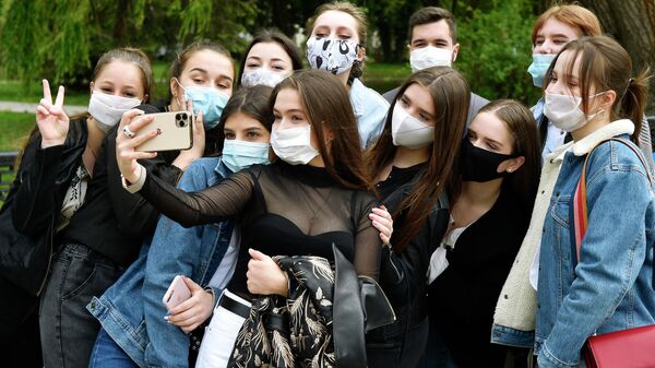 Выпускники средней школы фотографируются после празднования последнего звонка в парке Гагарина в Симферополе Выпускники средней школы фотографируются после празднования последнего звонка в парке Гагарина в Симферополе