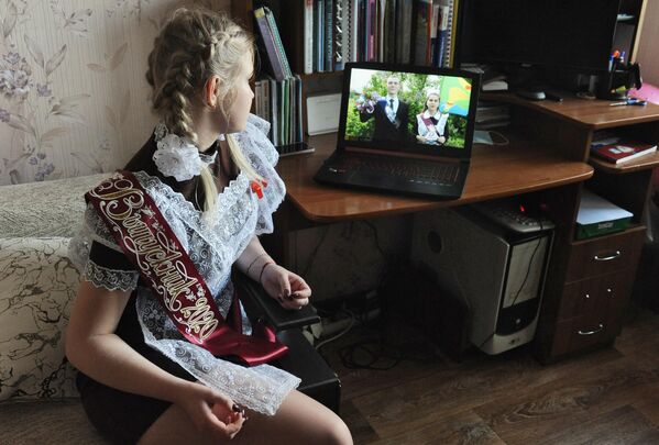 Выпускница 11 А класса МАОУ СОШ №33 Яна Юрьева смотрит онлайн - трансляцию последнего звонка у себя дома в Тамбове Выпускница 11 А класса МАОУ СОШ №33 Яна Юрьева смотрит онлайн - трансляцию последнего звонка у себя дома в Тамбове