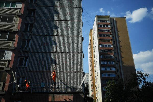 Рабочие проводят ремонт жилого дома в московском районе Капотня Рабочие проводят ремонт жилого дома в московском районе Капотня