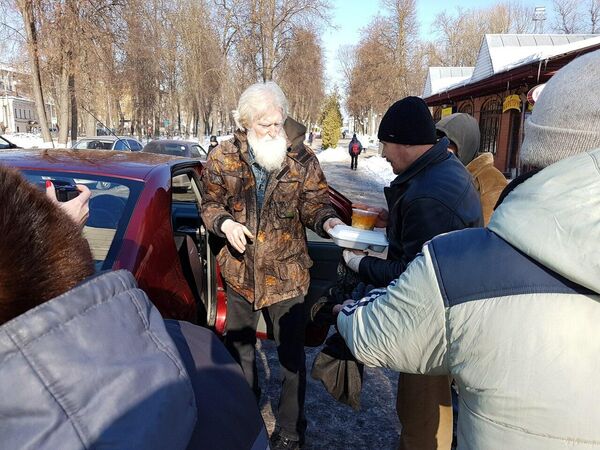 Сергей Васьков раздает еду бездомным Сергей Васьков раздает еду бездомным
