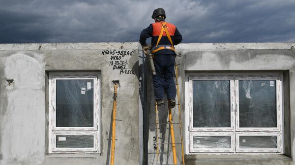 Рабочий на строительной площадке жилого комплекса Южная Битца после ослабления карантинного режима в Москве