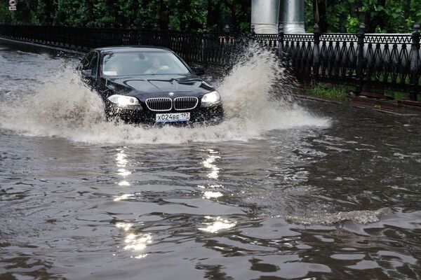 Автомобиль движется по Красногвардейскому бульвару после дождя в Москве Автомобиль движется по Красногвардейскому бульвару после дождя в Москве