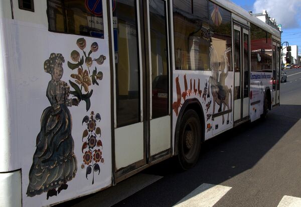 Автобус в Кирове, расписанный в стиле крестьянской домовой росписи
