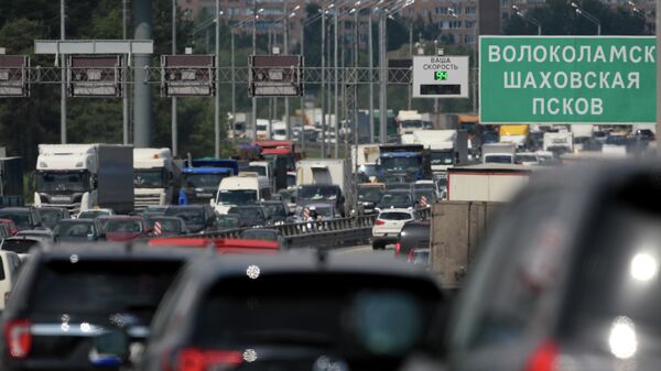 Автомобильное движение на Новорижском шоссе при въезде в Москву Автомобильное движение на Новорижском шоссе при въезде в Москву