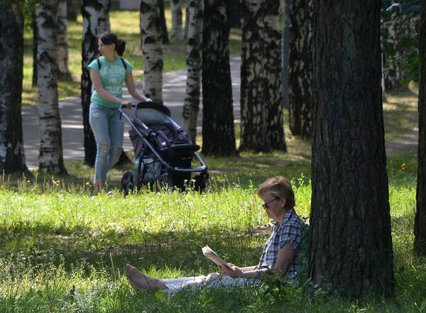 Горожане отдыхают в Парке 50-летия Октября Горожане отдыхают в Парке 50-летия Октября