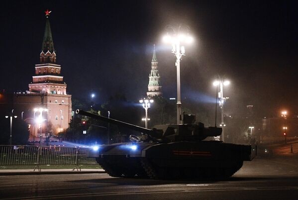 Танк Т-14 Армата на ночной репетиции парада в честь 75-летия Победы в Великой Отечественной войне в Москве Танк Т-14 Армата на ночной репетиции парада в честь 75-летия Победы в Великой Отечественной войне в Москве