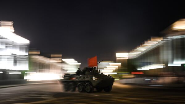 Военная техника на Моховой улице во время ночной репетиции парада в честь 75-летия Победы в Великой Отечественной войне в Москве Военная техника на Моховой улице во время ночной репетиции парада в честь 75-летия Победы в Великой Отечественной войне в Москве