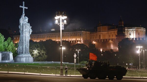 Бронетранспортер БТР-82А проезжает рядом с памятником князю Владимиру на ночной репетиции парада в честь 75-летия Победы в Великой Отечественной войне в Москве Бронетранспортер БТР-82А проезжает рядом с памятником князю Владимиру на ночной репетиции парада в честь 75-летия Победы в Великой Отечественной войне в Москве