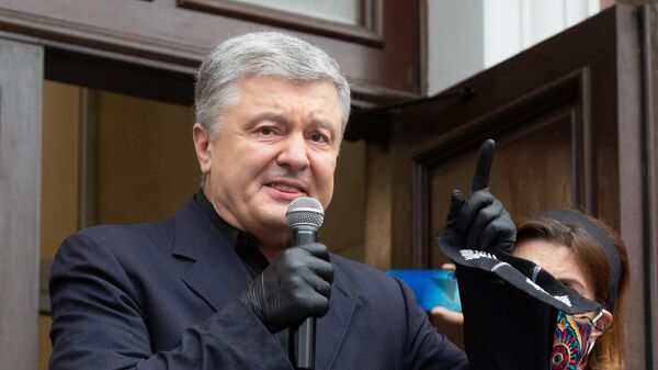 Экс-президент Украины, депутат Верховной рады Украины Петр Порошенко выступает у здания Печорского районного суда на акции своих сторонников в Киеве Экс-президент Украины, депутат Верховной рады Украины Петр Порошенко выступает у здания Печорского районного суда на акции своих сторонников в Киеве