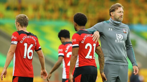 Southampton's Austrian manager Ralph Hasenhuttl (R) congratulates his players at the end of the English Premier League football match between Norwich City and Southampton at Carrow Road in Norwich, eastern England on June 19, 2020. (Photo by Richard Heathcote / POOL / AFP) / RESTRICTED TO EDITORIAL USE. No use with unauthorized audio, video, data, fixture lists, club/league logos or 'live' services. Online in-match use limited to 120 images. An additional 40 images may be used in extra time. No video emulation. Social media in-match use limited to 120 images. An additional 40 images may be used in extra time. No use in betting publications, games or single club/league/player publications. / Southampton's Austrian manager Ralph Hasenhuttl (R) congratulates his players at the end of the English Premier League football match between Norwich City and Southampton at Carrow Road in Norwich, eastern England on June 19, 2020. (Photo by Richard Heathcote / POOL / AFP) / RESTRICTED TO EDITORIAL USE. No use with unauthorized audio, video, data, fixture lists, club/league logos or 'live' services. Online in-match use limited to 120 images. An additional 40 images may be used in extra time. No video emulation. Social media in-match use limited to 120 images. An additional 40 images may be used in extra time. No use in betting publications, games or single club/league/player publications. /