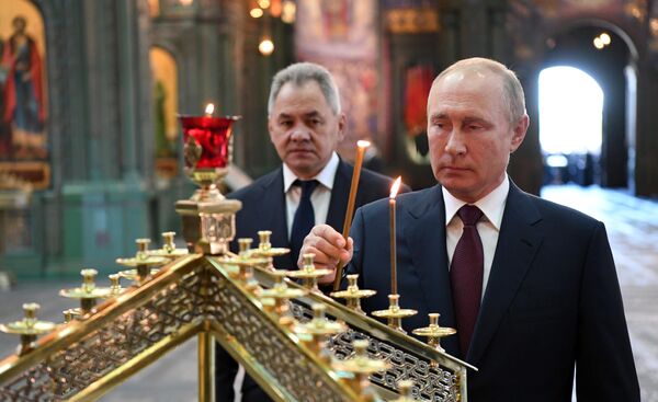 Президент РФ Владимир Путин и министр обороны РФ Сергей Шойгу во время посещения главного храма Вооружённых Сил Президент РФ Владимир Путин и министр обороны РФ Сергей Шойгу во время посещения главного храма Вооружённых Сил