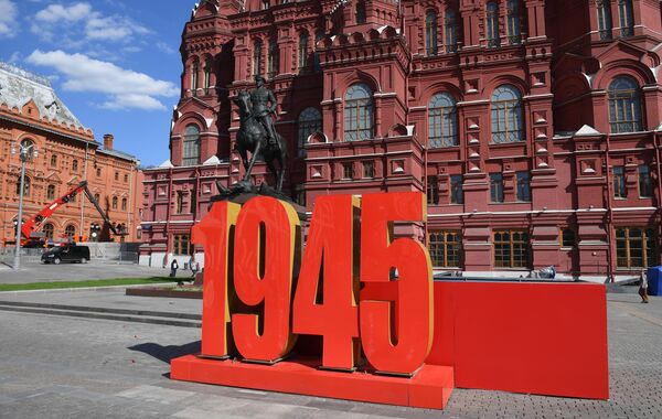 Украшение к параду Победы перед памятником маршалу Георгию Жукову у Исторического музея в Москве Украшение к параду Победы перед памятником маршалу Георгию Жукову у Исторического музея в Москве
