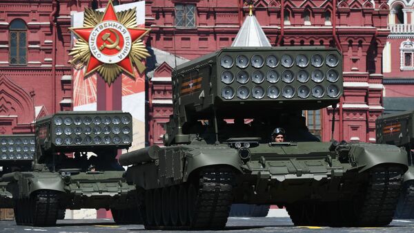 Тяжелые огнемётные системы (ТОС) залпового огня ТОС-1А Солнцепек во время военного парада в ознаменование 75-летия Победы в Великой Отечественной войне 1941-1945 годов на Красной площади в Москве Тяжелые огнемётные системы (ТОС) залпового огня ТОС-1А Солнцепек во время военного парада в ознаменование 75-летия Победы в Великой Отечественной войне 1941-1945 годов на Красной площади в Москве