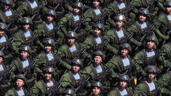 Военнослужащие парадных расчетов во время военного парада в ознаменование 75-летия Победы в Великой Отечественной войне 1941-1945 годов на Красной площади в Москве Военнослужащие парадных расчетов во время военного парада в ознаменование 75-летия Победы в Великой Отечественной войне 1941-1945 годов на Красной площади в Москве