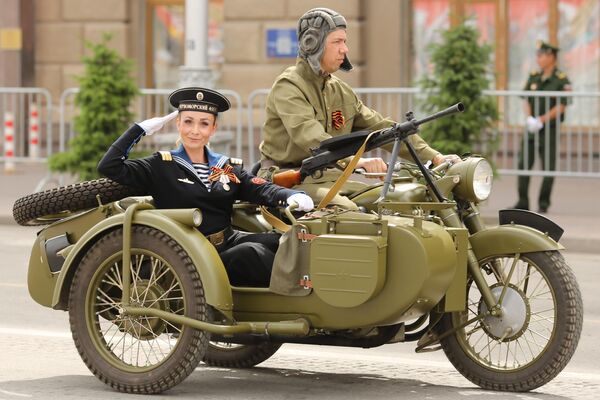 Военная техника во время военного парада в ознаменование 75-летия Победы в Великой Отечественной войне 1941-1945 годов в Волгограде Военная техника во время военного парада в ознаменование 75-летия Победы в Великой Отечественной войне 1941-1945 годов в Волгограде