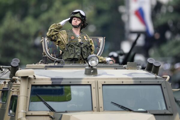 Военнослужащий во время во время военного парада в ознаменование 75-летия Победы в Великой Отечественной войне 1941-1945 годов в Севастополе Военнослужащий во время во время военного парада в ознаменование 75-летия Победы в Великой Отечественной войне 1941-1945 годов в Севастополе