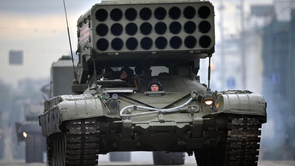 Тяжёлая огнемётная система залпового огня Буратино (ТОС -1А) на базе танка Т-72 во время военного парада в ознаменование 75-летия Победы в Великой Отечественной войне 1941-1945 годов Тяжёлая огнемётная система залпового огня Буратино (ТОС -1А) на базе танка Т-72 во время военного парада в ознаменование 75-летия Победы в Великой Отечественной войне 1941-1945 годов