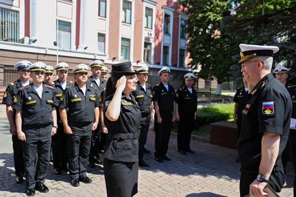 Мичман фельдшер зенитно-ракетного полка ПВО Балтийского флота Ксения Кальчинская получает поощрение от командующего Балтийском флотом адмирала Александра Носатова Мичман фельдшер зенитно-ракетного полка ПВО Балтийского флота Ксения Кальчинская получает поощрение от командующего Балтийском флотом адмирала Александра Носатова