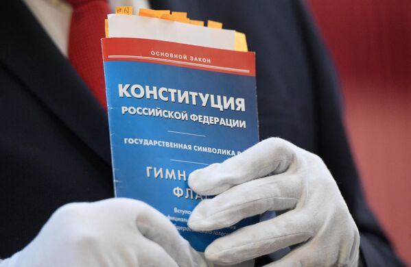 Брошюра с текстом Конституции РФ в руках лидера ЛДПР Владимира Жириновского во время голосования по вопросу принятия поправок в Конституцию РФ Брошюра с текстом Конституции РФ в руках лидера ЛДПР Владимира Жириновского во время голосования по вопросу принятия поправок в Конституцию РФ