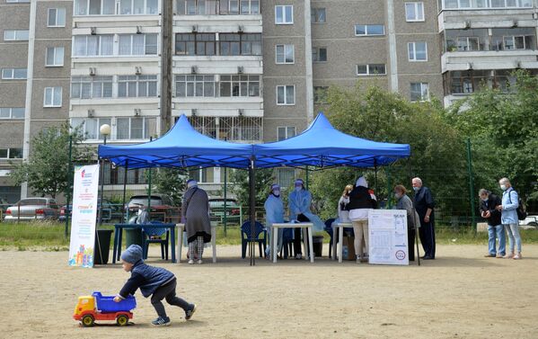 Мобильный избирательный пункт во дворе жилого дома в Екатеринбурге, где проходит голосование по вопросу принятия поправок в Конституцию РФ Мобильный избирательный пункт во дворе жилого дома в Екатеринбурге, где проходит голосование по вопросу принятия поправок в Конституцию РФ