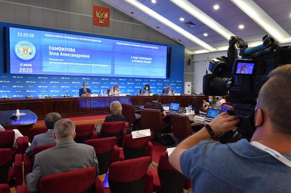 Председатель Центральной избирательной комиссии РФ Элла Памфилова в информационном центре Центральной избирательной комиссии России в Москве Председатель Центральной избирательной комиссии РФ Элла Памфилова в информационном центре Центральной избирательной комиссии России в Москве